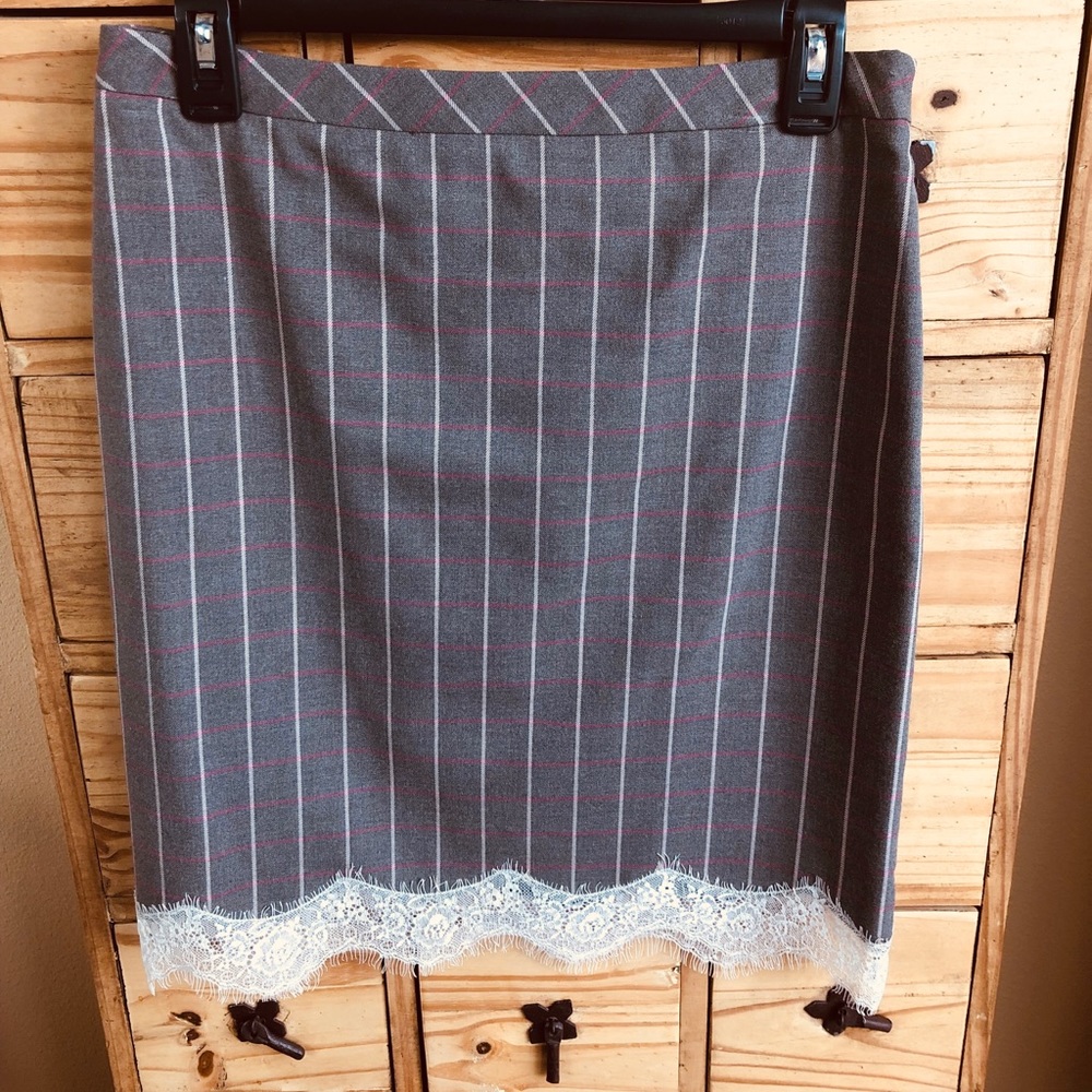 Chelsea28 - LIKE NEW - Lace trimmed pencil skirt